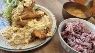 「ミサトキッチン」のランチ『チキン南蛮・豚ロースのコトレッタ』（半田山）