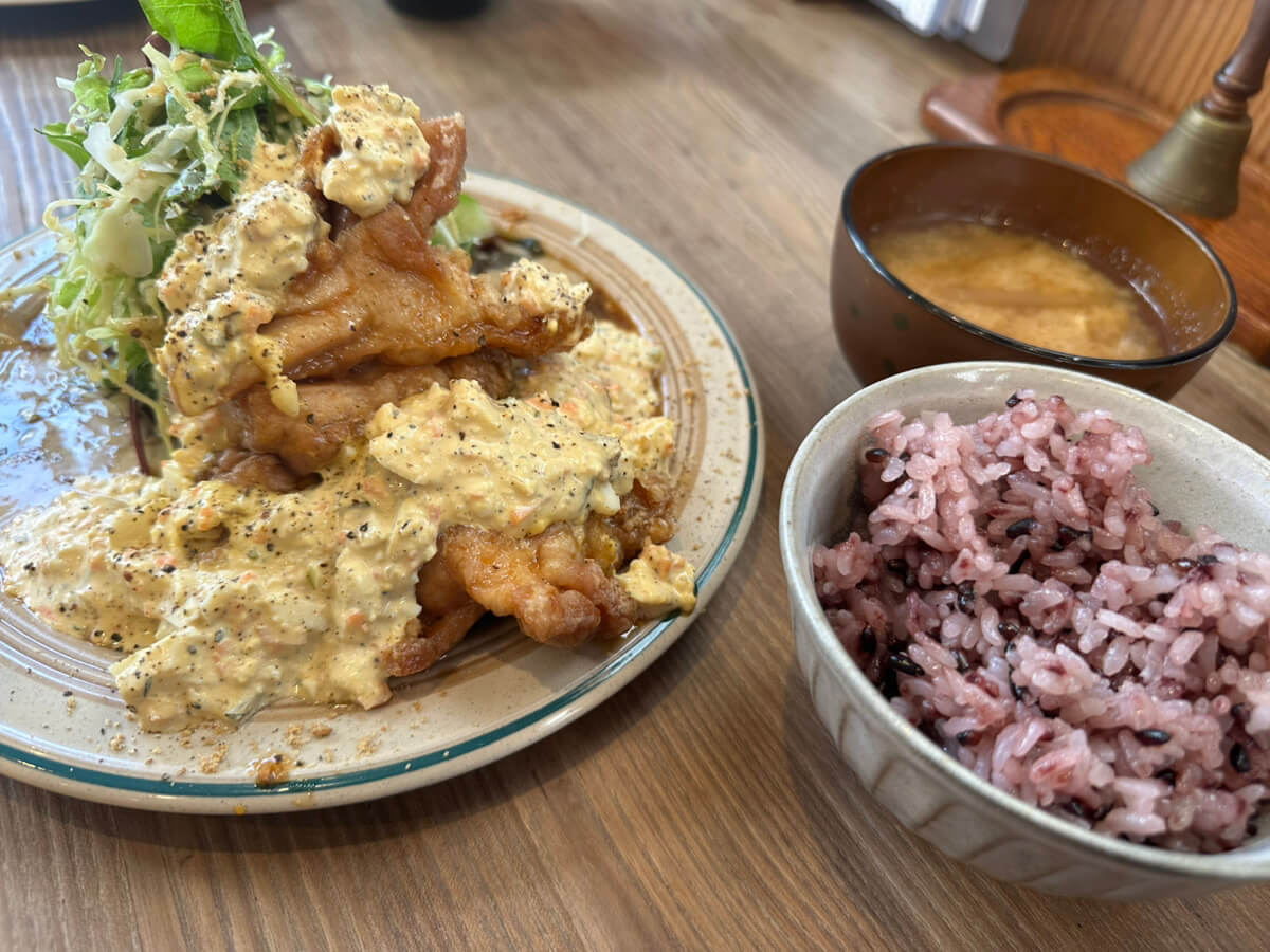 半田山「ミサトキッチン」のランチ『チキン南蛮・豚ロースのコトレッタ』