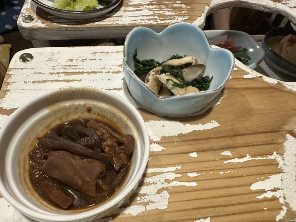 にこまん馬の刺し盛り定食の小鉢