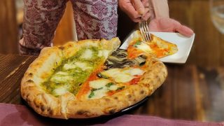 「pizzeria ciro」の『マルゲリータとバジル・リピエーノ』など（肴町）