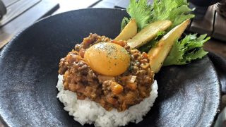 「k.r.t.design cafe/bar」の『気まぐれドライカレー』『ベーグルサンド』（曳馬）