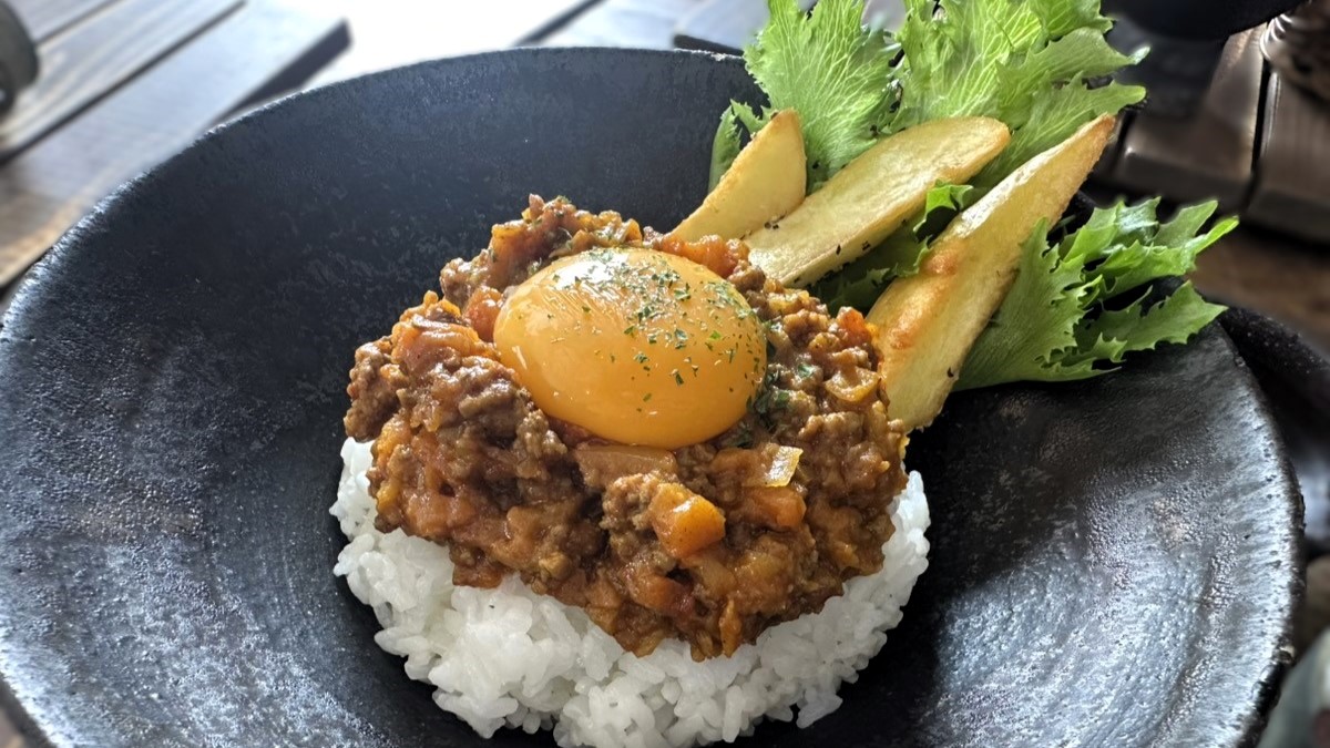 「k.r.t.design cafe/bar」の『気まぐれドライカレー』『ベーグルサンド』（曳馬）