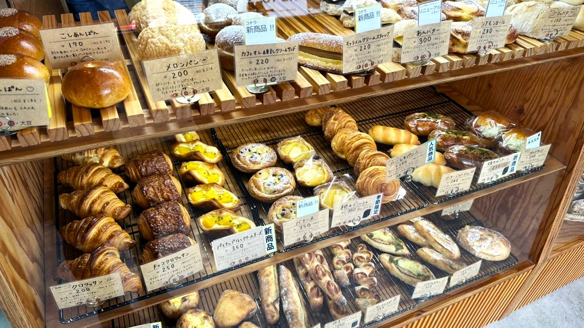 「やま市パン商店」の『コーンパン』『はちバタ』（高林）