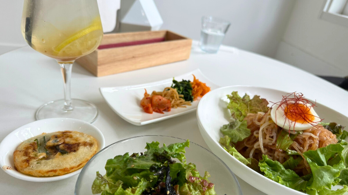 「in blossom」の『ヤンニョムチキン』『ビビン麺』（入野町）