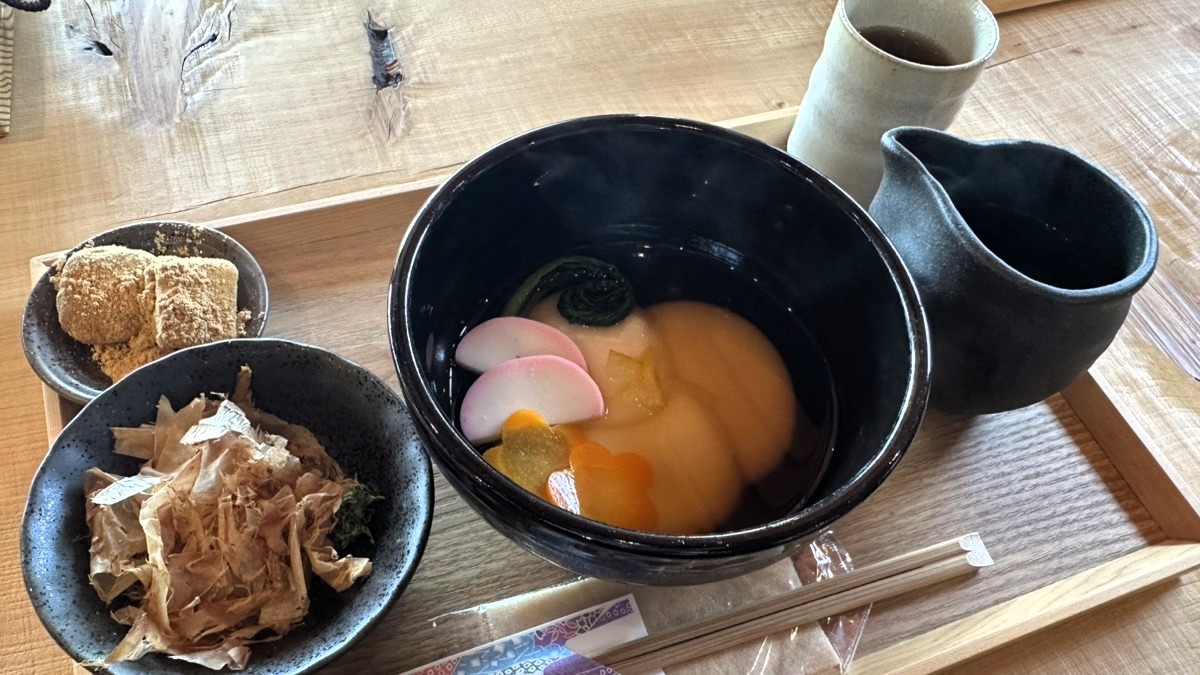 「CARAVAN」の『カツカレー』『お雑煮セット』など（住吉）