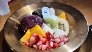 「Santé」の『アサイーと季節のフルーツ』『桃と生ハムの冷製パスタ』（高林）