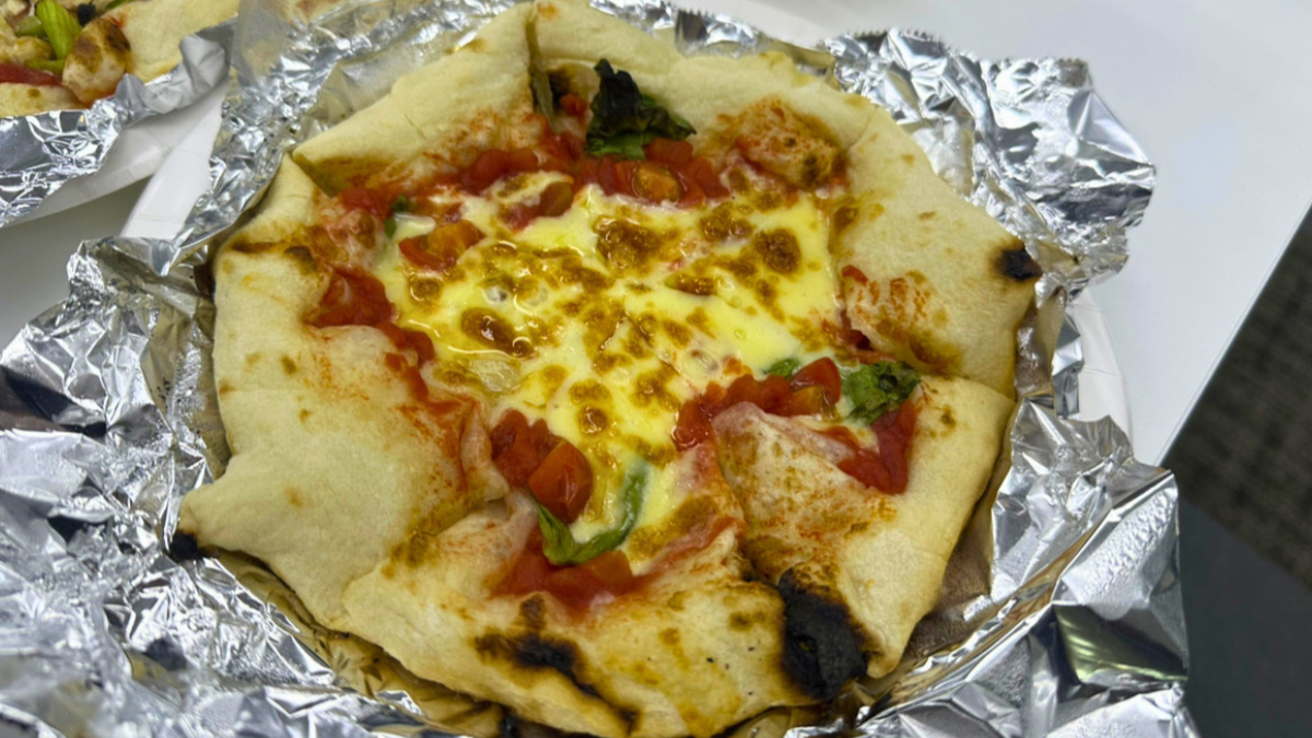 「ピッツァなお」の『マルゲリータ』『てりやきチキン』(萩丘)