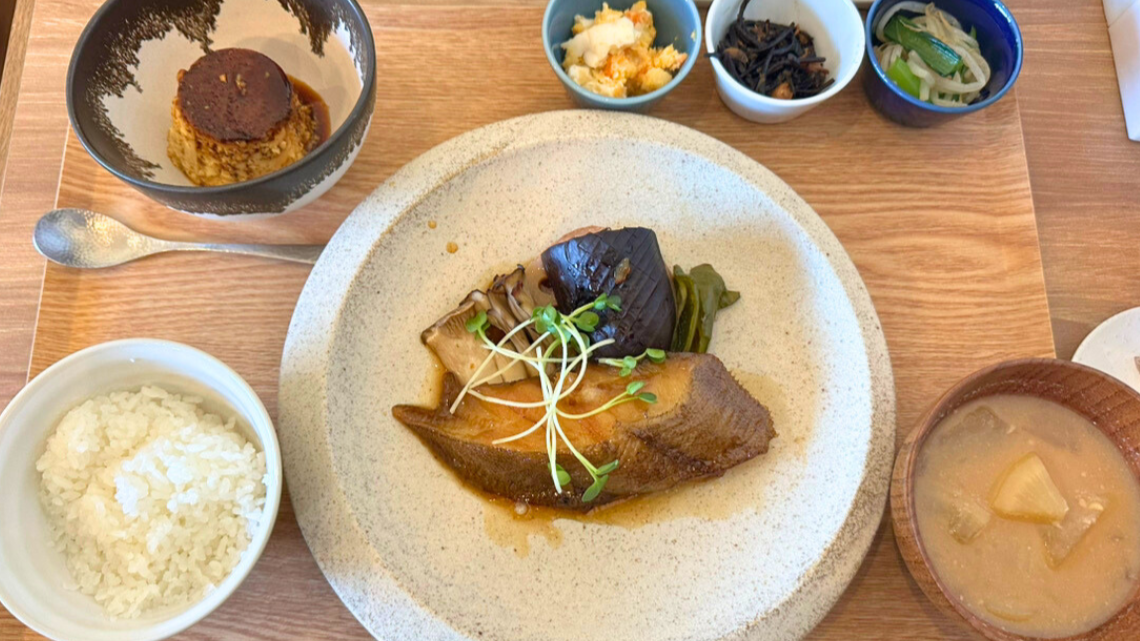 「トリイ食堂」の『お肉の定食』『お魚の定食』(相生町)