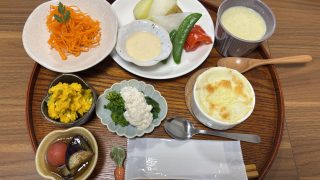「ごはんとカフェ いろどり食堂」の『<要予約>土鍋で炊いたご飯と野菜のプレート+豚汁付きランチ2200円(税込)』（元城町）