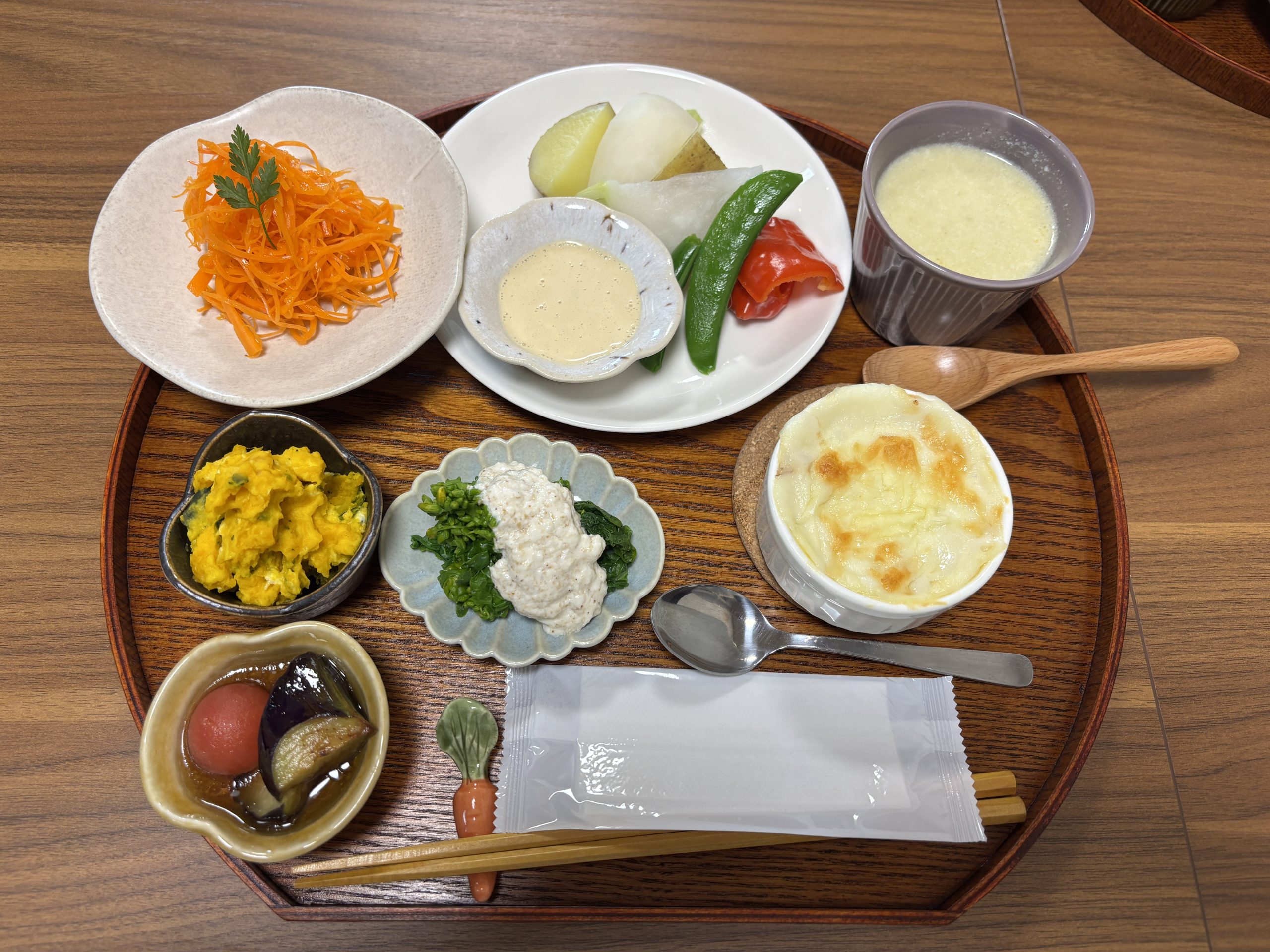 「ごはんとカフェ いろどり食堂」の『<要予約>土鍋で炊いたご飯と野菜のプレート+豚汁付きランチ2200円(税込)』(元城町)