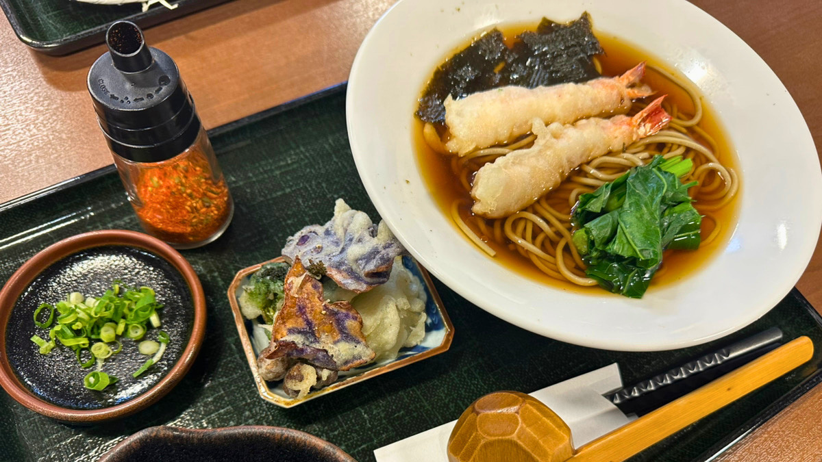 「そば処 林屋」の『天ぷらそば』(和地山)