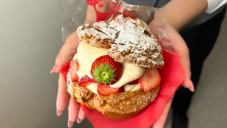 「STRAWBERRY HUNTING neo」の『お福分けシュークリーム』（舘山寺町）