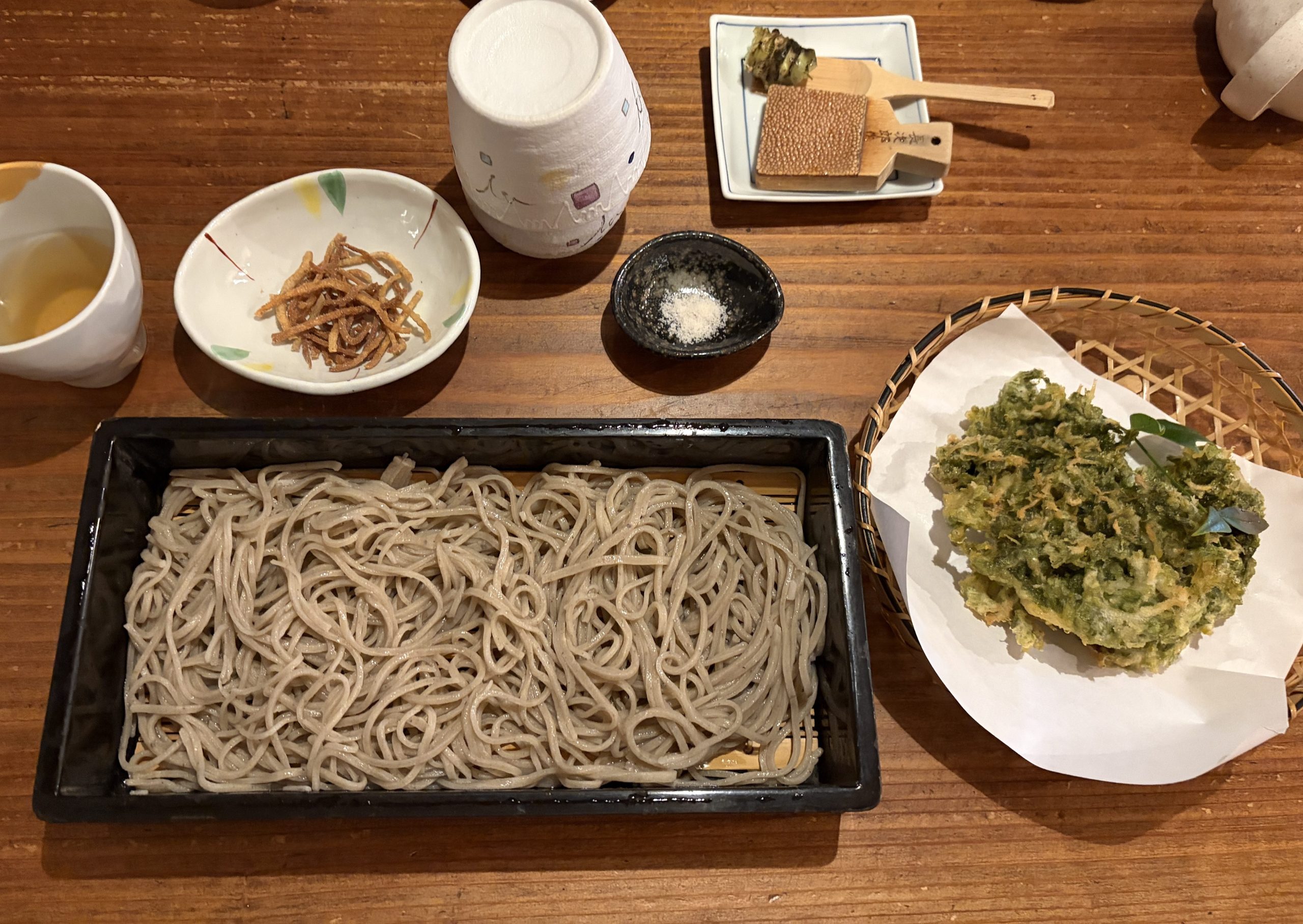 「手打ちそば 築」の人気No.1『生のりとしらすのかき揚げ』（和田町）