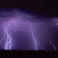雷から身を守るための基礎知識を紹介